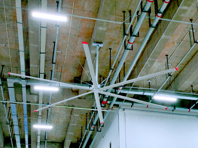 工業(yè)大風(fēng)扇助力加工廠通風(fēng)降溫，解決高溫悶熱難題